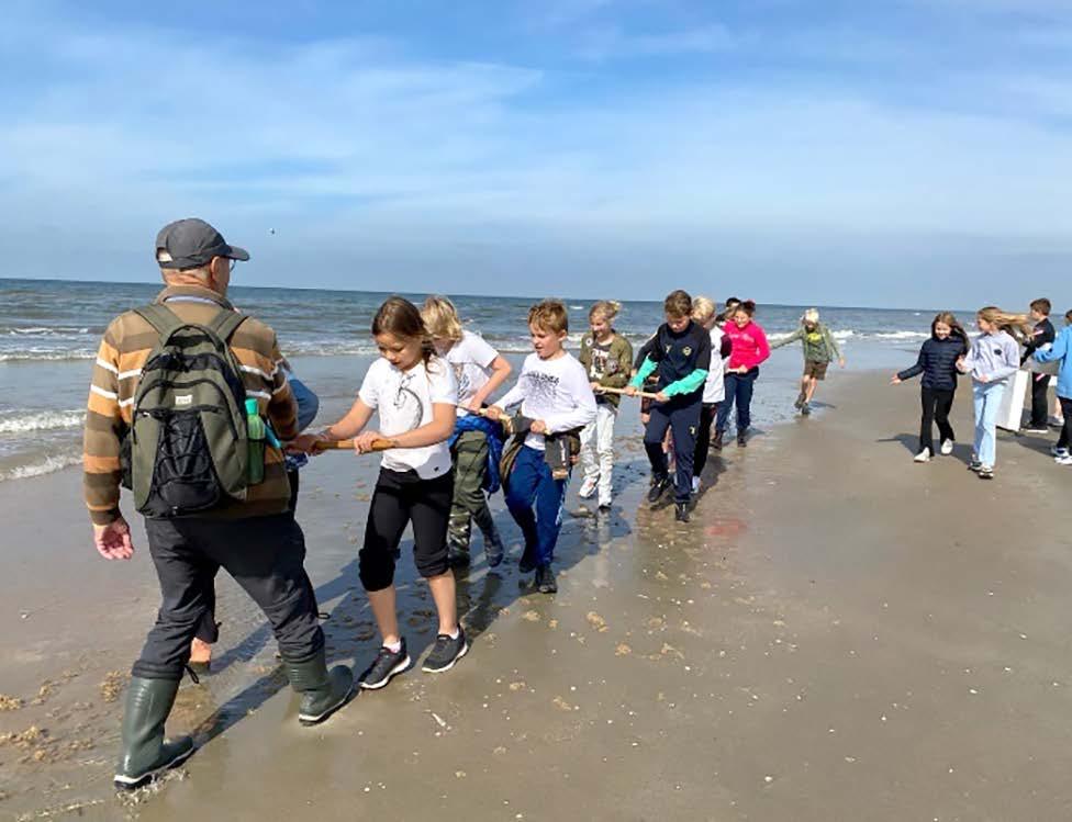 Leerlingen van Hannie Schaft Basisschool in Zandvoort zijn bezig met een activiteitenuitje op het strand. Leerlingen van Hannie Schaft Basisschool in Zandvoort zijn bezig met een activiteitenuitje op het strand.