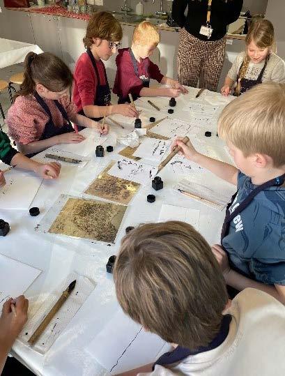 Leerlingen van Hannie Schaft Basisschool in Zandvoort zijn bezig met een creatieve activiteit aan een tafel. Leerlingen van Hannie Schaft Basisschool in Zandvoort zijn bezig met een creatieve activiteit aan een tafel.