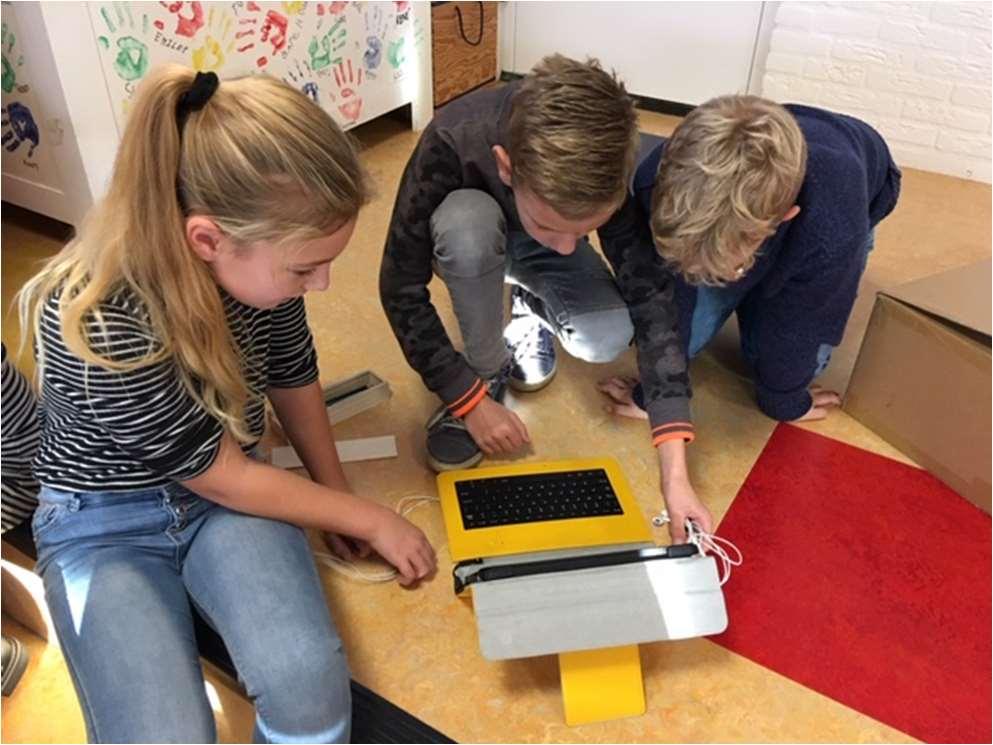 Leerlingen van Het Avontuur in Dalfsen werken samen met technologie op het schoolplein.