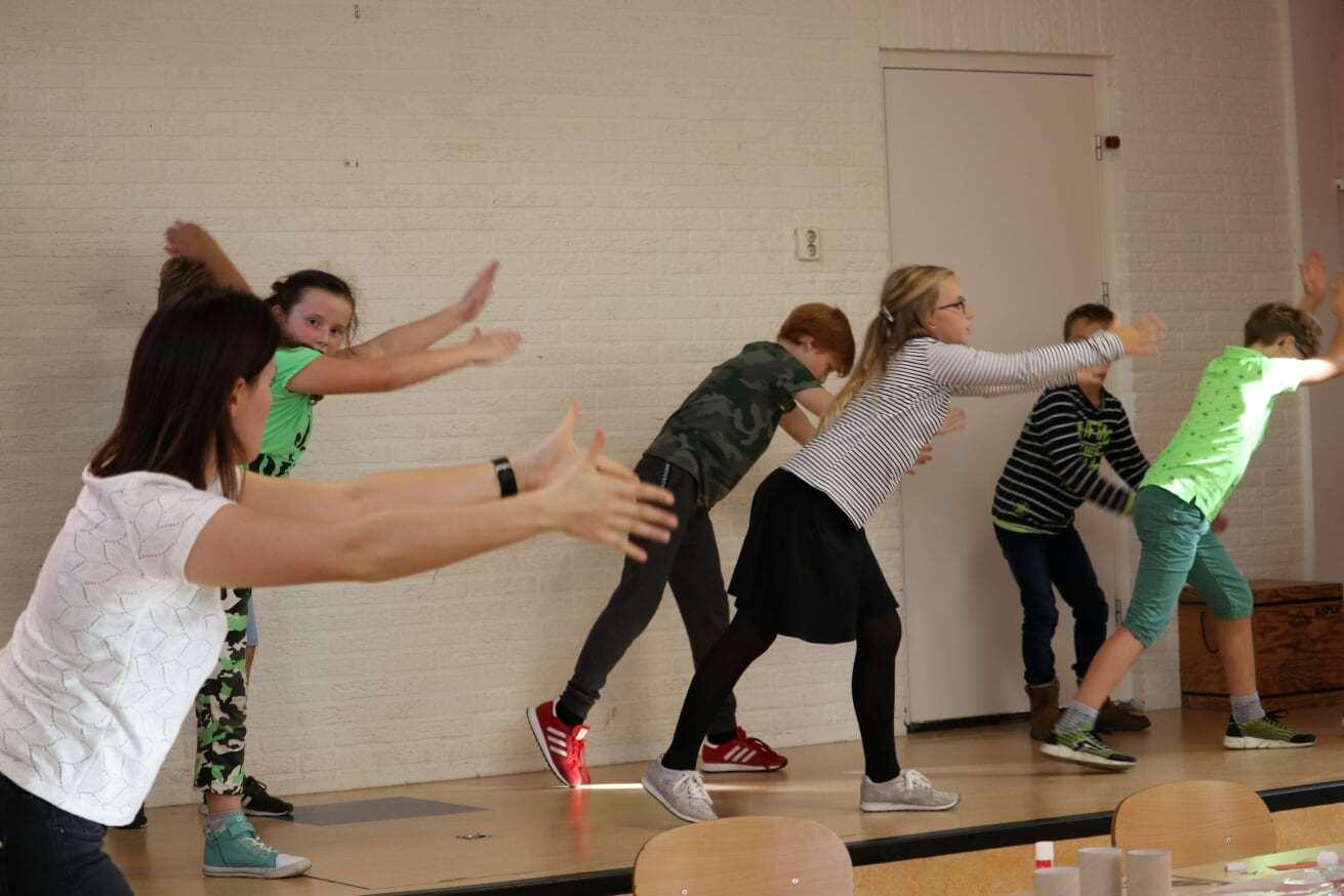 Leerlingen van Het Avontuur in Dalfsen zijn bezig met een dansactiviteit in de gymzaal.