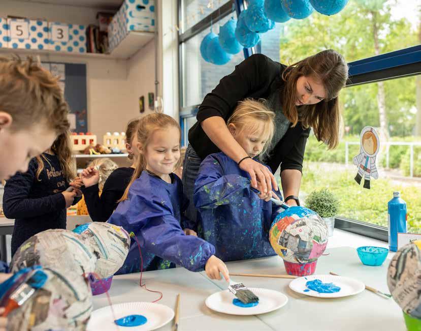 Leerlingen van Het Baken I in Veenendaal maken creatieve kunstwerken met begeleiding van een lerares. Leerlingen van Het Baken I in Veenendaal maken creatieve kunstwerken met begeleiding van een lerares.