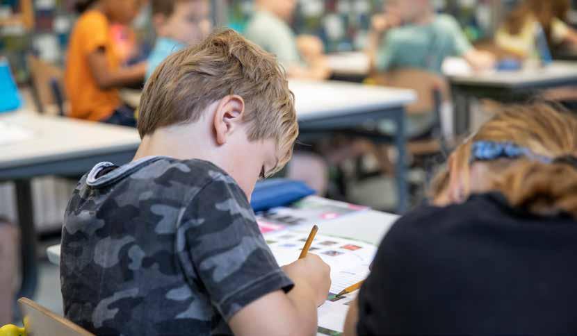 Leerlingen van Het Baken I in Veenendaal zijn bezig met schriftelijke opdrachten in de klas. Leerlingen van Het Baken I in Veenendaal zijn bezig met schriftelijke opdrachten in de klas.