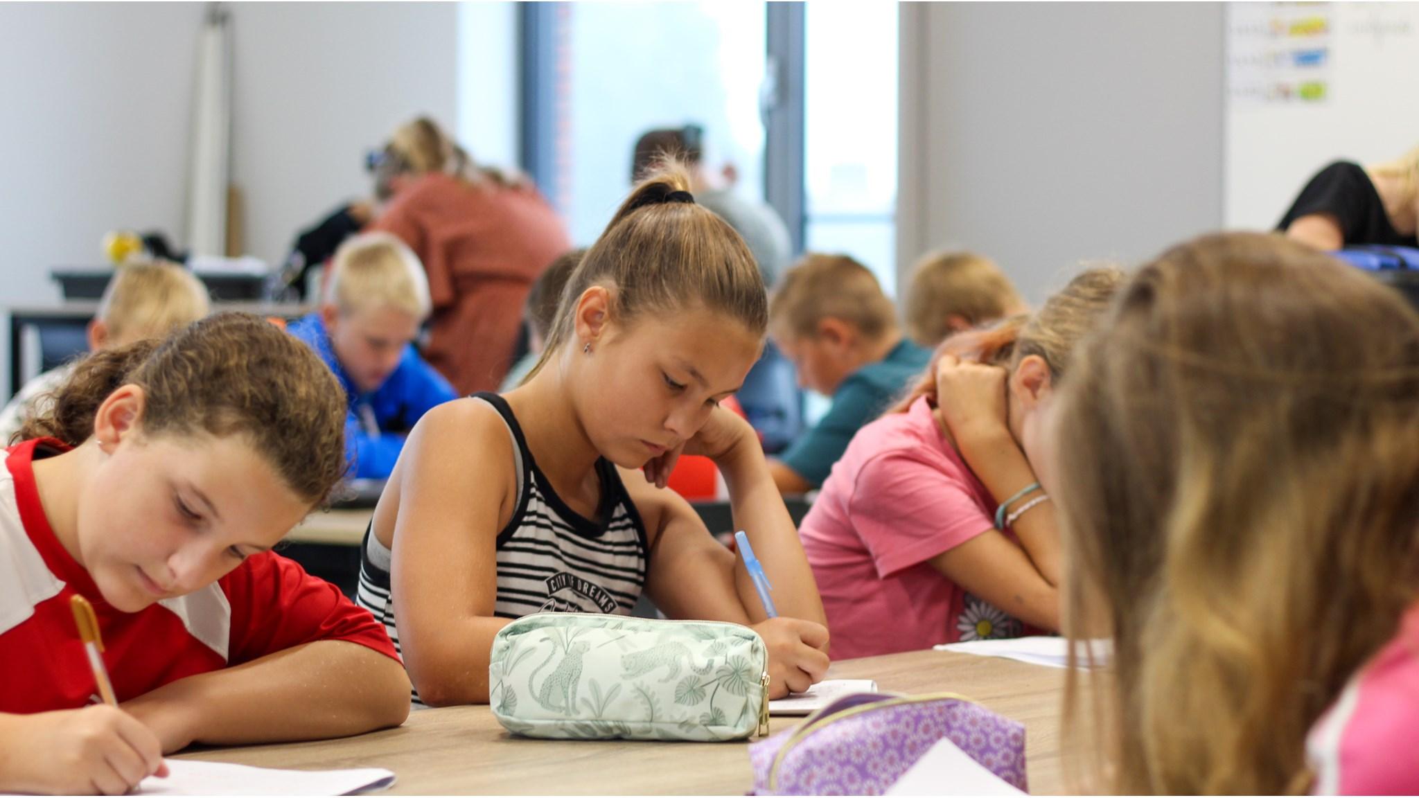 Leerlingen van Het Compas in Emmer-Compascuum zijn geconcentreerd aan het schrijven tijdens lesuren. Leerlingen van Het Compas in Emmer-Compascuum zijn geconcentreerd aan het schrijven tijdens lesuren.