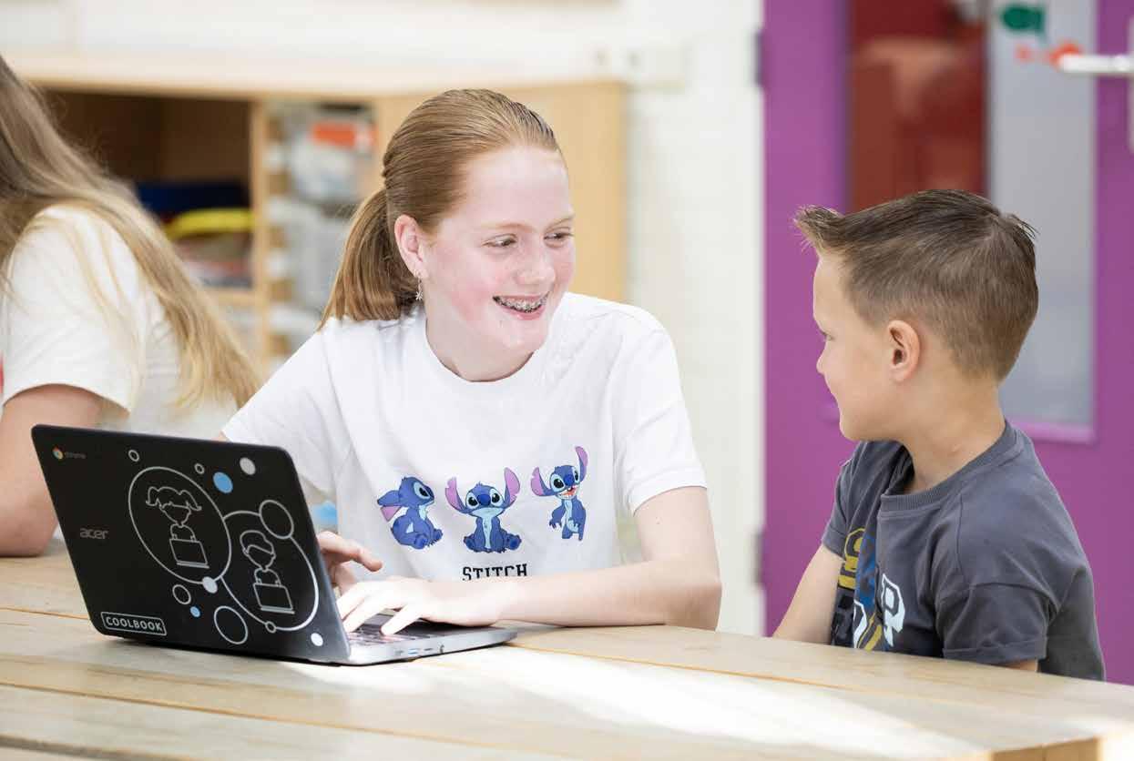 Leerlingen van Het Mozaïek in Houten werken samen aan een laptop. Leerlingen van Het Mozaïek in Houten werken samen aan een laptop.