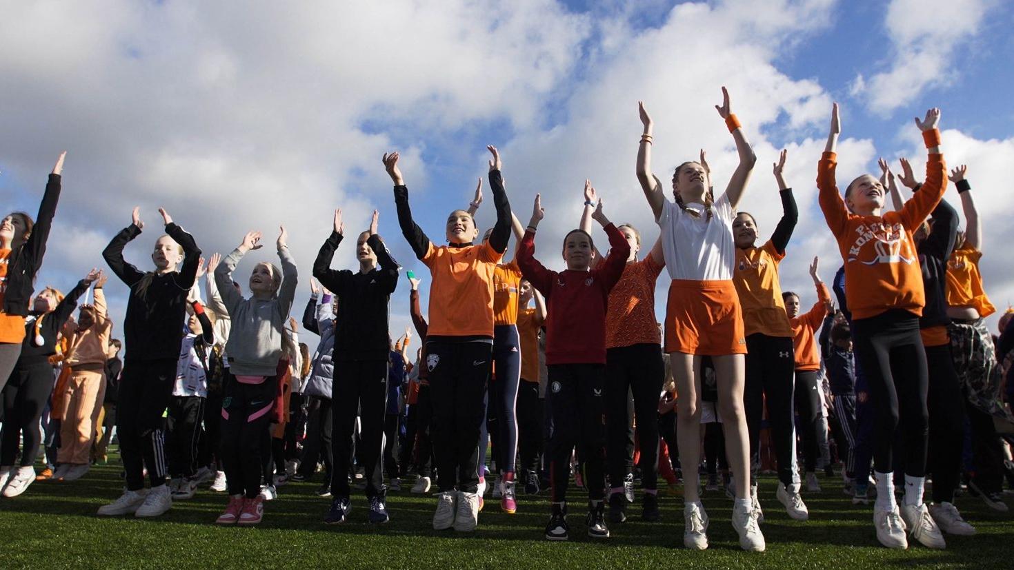 Leerlingen van Het Noorderlicht in Zoetermeer vieren een activiteit op het schoolplein. Leerlingen van Het Noorderlicht in Zoetermeer vieren een activiteit op het schoolplein.