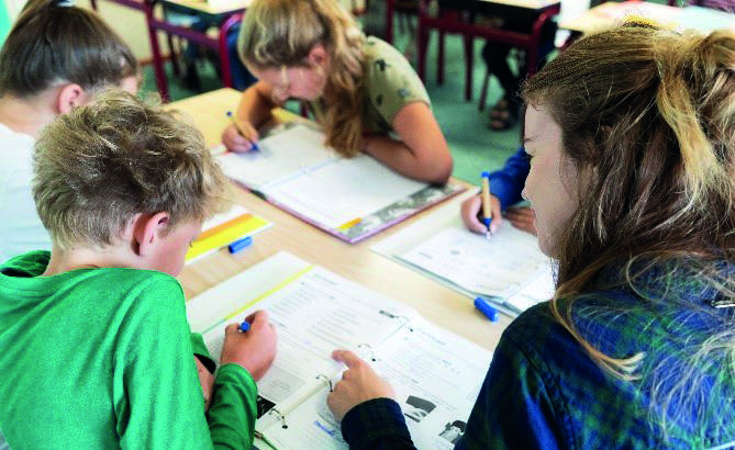 Leerlingen van Het Spectrum in Delfgauw werken samen aan hun schoolopdrachten. Leerlingen van Het Spectrum in Delfgauw werken samen aan hun schoolopdrachten.