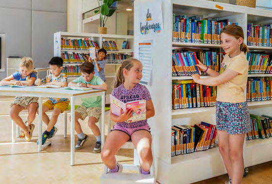 Leerlingen van Het Spectrum in Rotterdam zijn bezig met lezen en leren in de bibliotheek van de school. Leerlingen van Het Spectrum in Rotterdam zijn bezig met lezen en leren in de bibliotheek van de school.