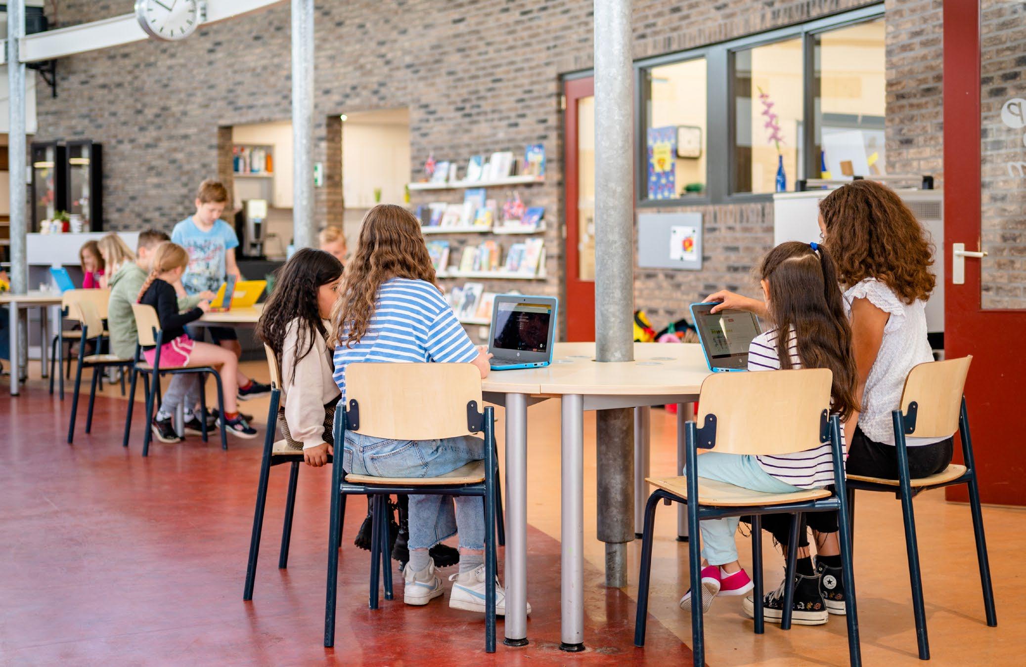 Leerlingen van Het Stroomdal in Zwolle werken aan laptops in een moderne leeromgeving. Leerlingen van Het Stroomdal in Zwolle werken aan laptops in een moderne leeromgeving.