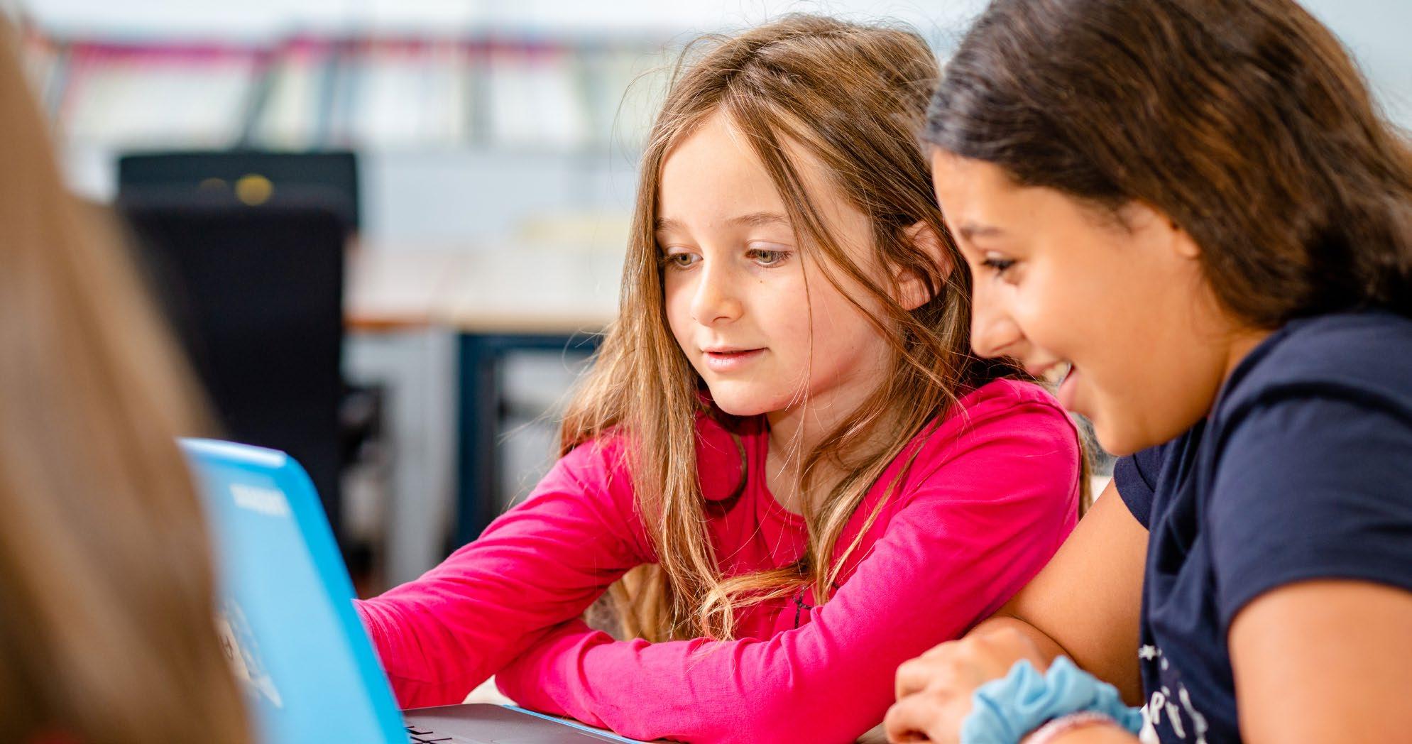 Leerlingen van Het Stroomdal in Zwolle werken samen aan een laptop. Leerlingen van Het Stroomdal in Zwolle werken samen aan een laptop.