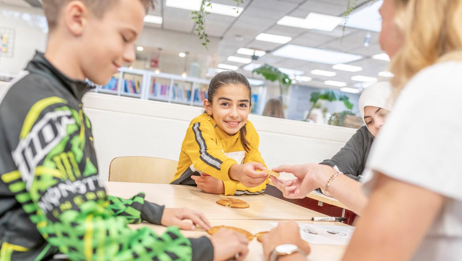 Leerlingen van Het Zuiderlicht in Dronten delen koekjes tijdens een activiteit in de klas. Leerlingen van Het Zuiderlicht in Dronten delen koekjes tijdens een activiteit in de klas.