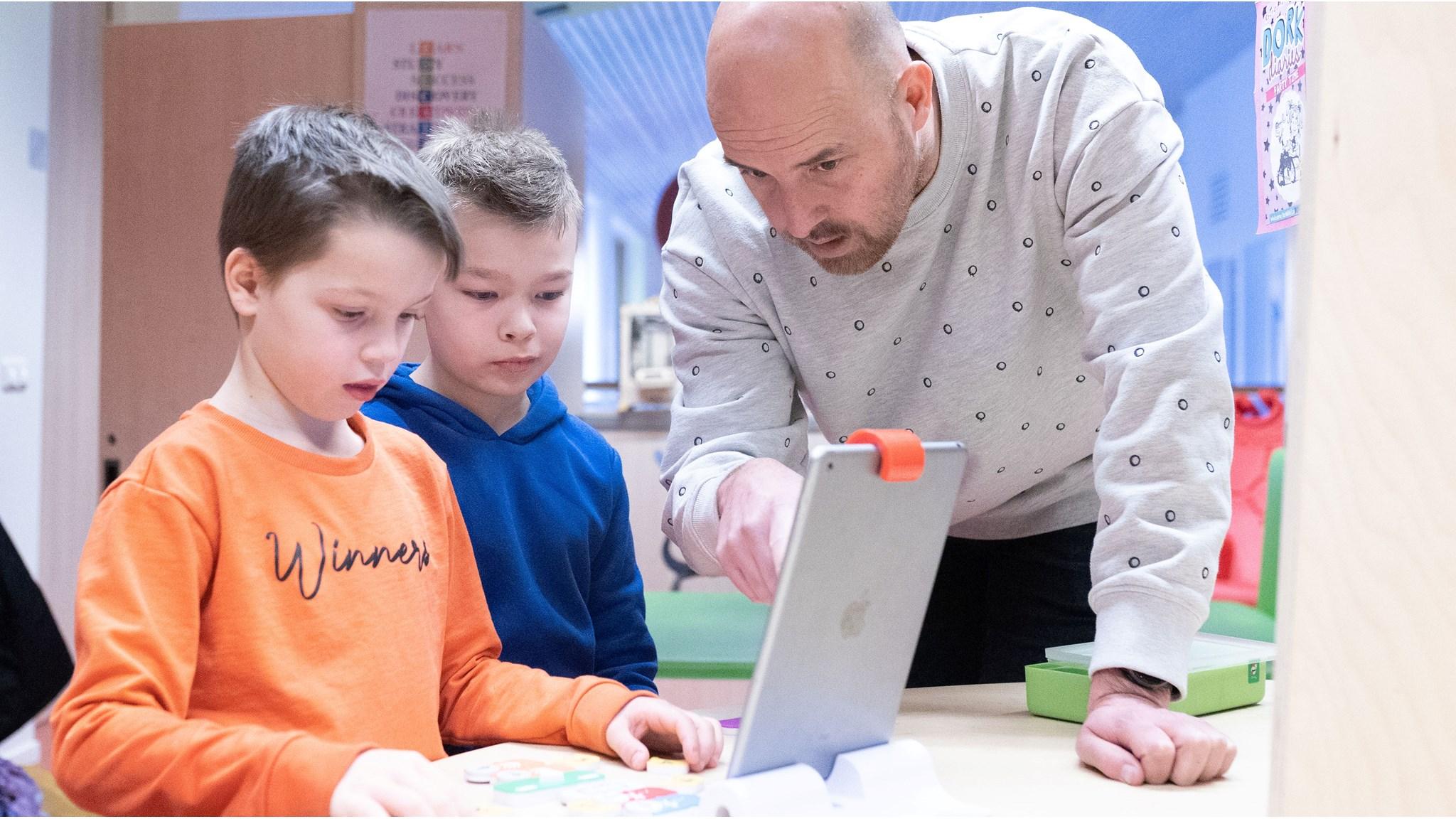 Leerlingen van IBS 't Pompeblêd in De Westereen bestuderen samen met een docent een tablet. Leerlingen van IBS 't Pompeblêd in De Westereen bestuderen samen met een docent een tablet.