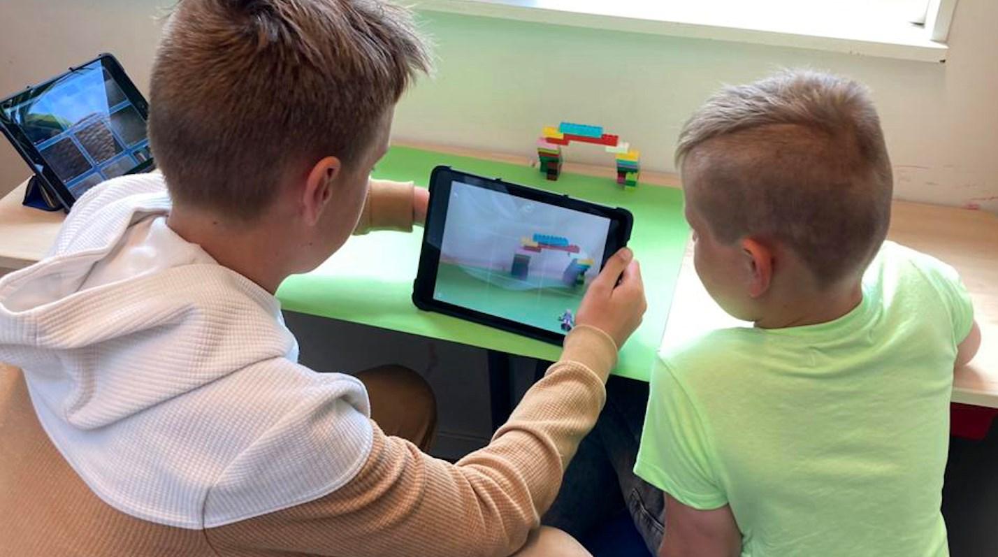 Leerlingen van IBs 't Pompeblêd in De Westereen gebruiken een tablet om interactief te leren met LEGO-blokken. Leerlingen van IBs 't Pompeblêd in De Westereen gebruiken een tablet om interactief te leren met LEGO-blokken.