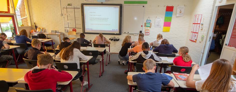 Leerlingen van IKC Alexia in Leeuwarden tijdens een les in het klaslokaal. Leerlingen van IKC Alexia in Leeuwarden tijdens een les in het klaslokaal.