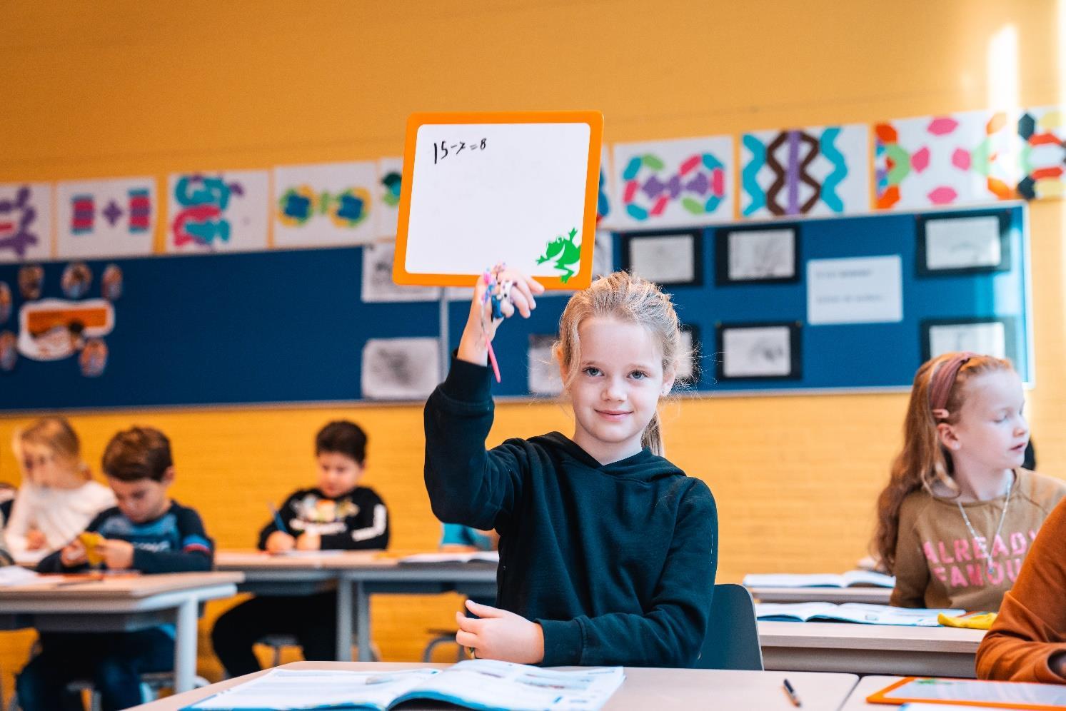 Leerlingen van IKC Bernadette Maria in Delft tonen hun werk in de klas. Leerlingen van IKC Bernadette Maria in Delft tonen hun werk in de klas.