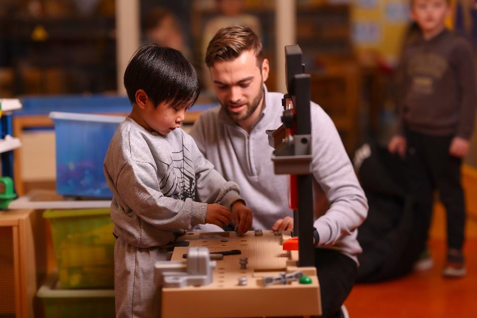 Leerlingen van IKC Bernadette Maria in Delft zijn actief bezig met constructiespellen. Leerlingen van IKC Bernadette Maria in Delft zijn actief bezig met constructiespellen.