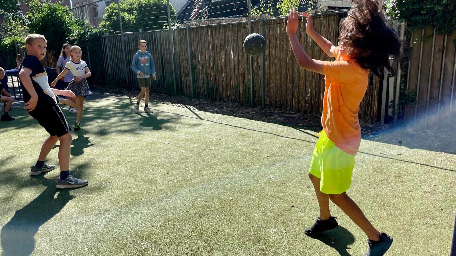Leerlingen van IKC Borgman Oosterpoort in Groningen spelen op het schoolplein. Leerlingen van IKC Borgman Oosterpoort in Groningen spelen op het schoolplein.