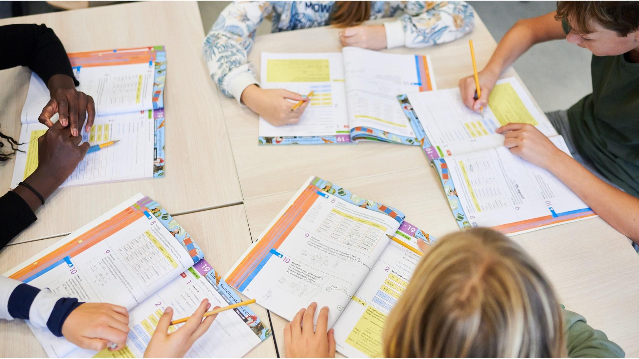 Leerlingen van IKC Borgman Oosterpoort in Groningen werken samen aan hun schoolboeken. Leerlingen van IKC Borgman Oosterpoort in Groningen werken samen aan hun schoolboeken.