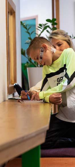 Leerlingen van IKC De Bavinck in Vlaardingen zijn actief bezig met een creatieve activiteit. Leerlingen van IKC De Bavinck in Vlaardingen zijn actief bezig met een creatieve activiteit.
