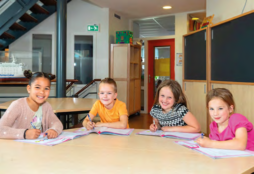 Leerlingen van IKC de Driemaster in Hoek van Holland aan het werk aan hun schoolproject. Leerlingen van IKC de Driemaster in Hoek van Holland aan het werk aan hun schoolproject.