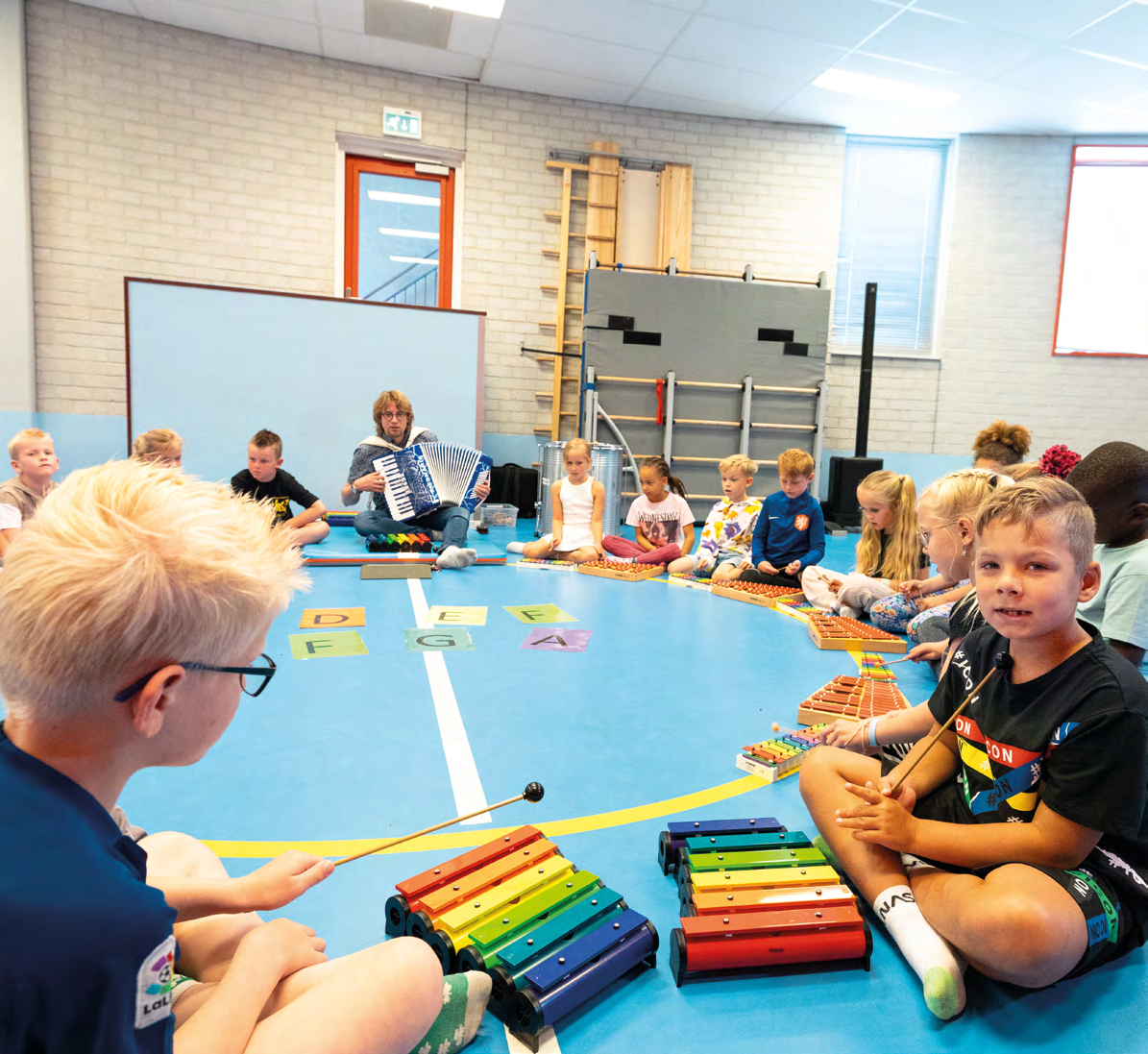 Leerlingen van IKC de Driemaster in Hoek van Holland genieten van een muzikale les op de schoolvloer. Leerlingen van IKC de Driemaster in Hoek van Holland genieten van een muzikale les op de schoolvloer.
