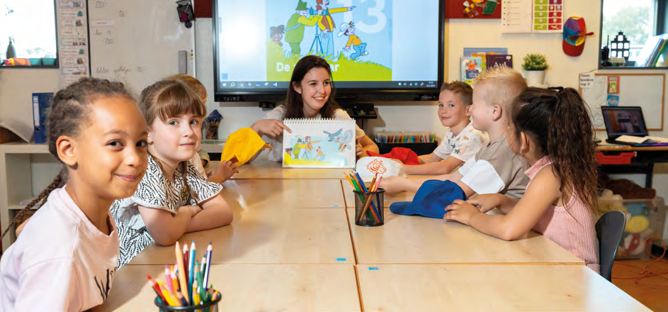 Leerlingen van IKC de Driemaster in Hoek van Holland luisteren aandachtig naar hun juf tijdens een creatieve les. Leerlingen van IKC de Driemaster in Hoek van Holland luisteren aandachtig naar hun juf tijdens een creatieve les.