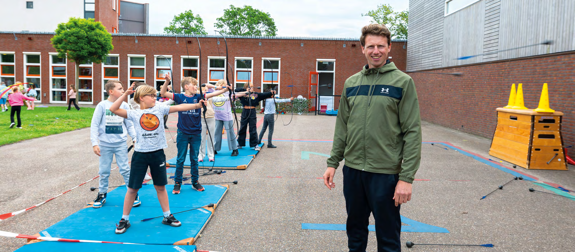 Leerlingen van IKC de Driemaster in Hoek van Holland oefenen met bogen op het schoolplein. Leerlingen van IKC de Driemaster in Hoek van Holland oefenen met bogen op het schoolplein.