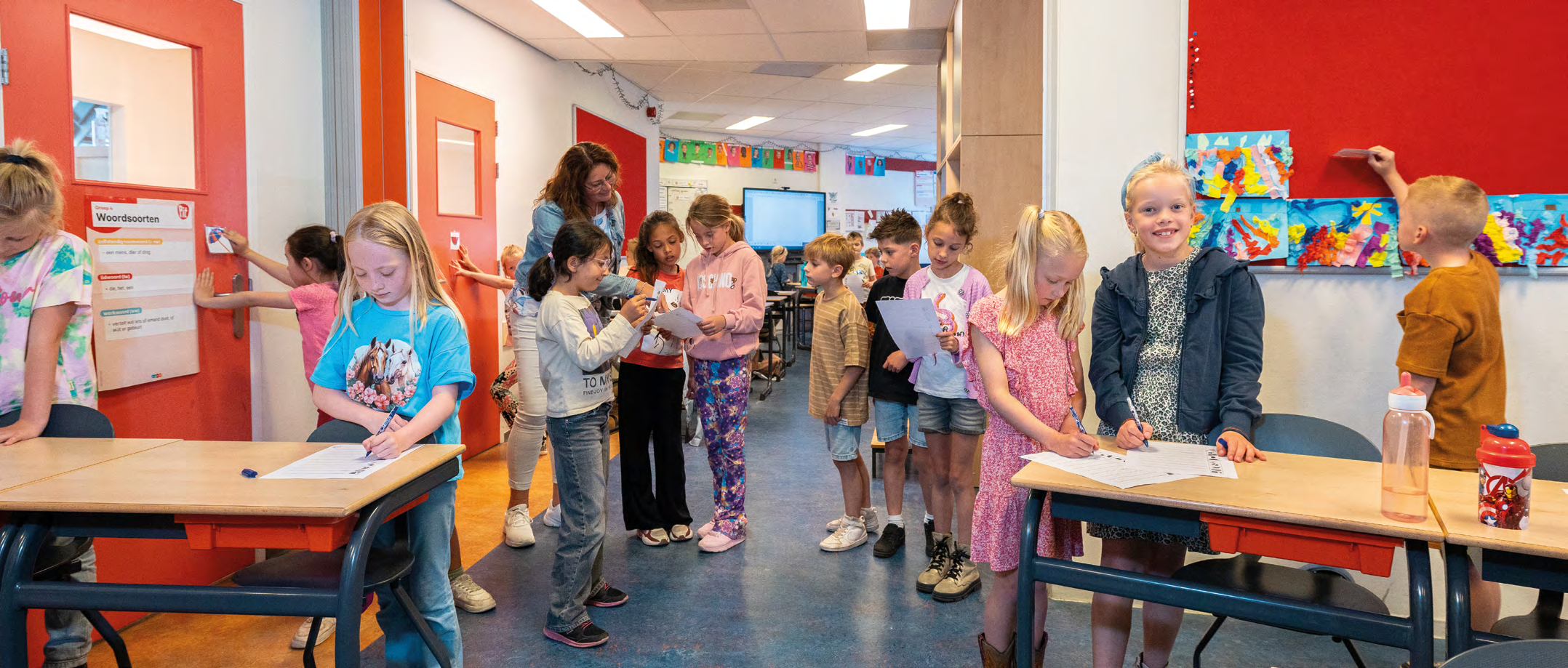 Leerlingen van IKC de Driemaster in Hoek van Holland zijn druk bezig met een opdracht in de klas. Leerlingen van IKC de Driemaster in Hoek van Holland zijn druk bezig met een opdracht in de klas.