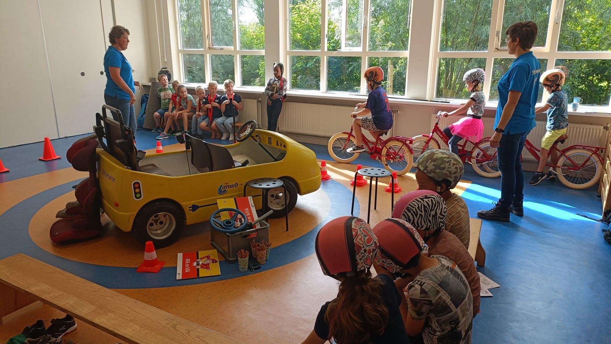 Leerlingen van IKC De Flambou in Oosterbierum leren verkeersveiligheid met een simulatie en fietsen. Leerlingen van IKC De Flambou in Oosterbierum leren verkeersveiligheid met een simulatie en fietsen.