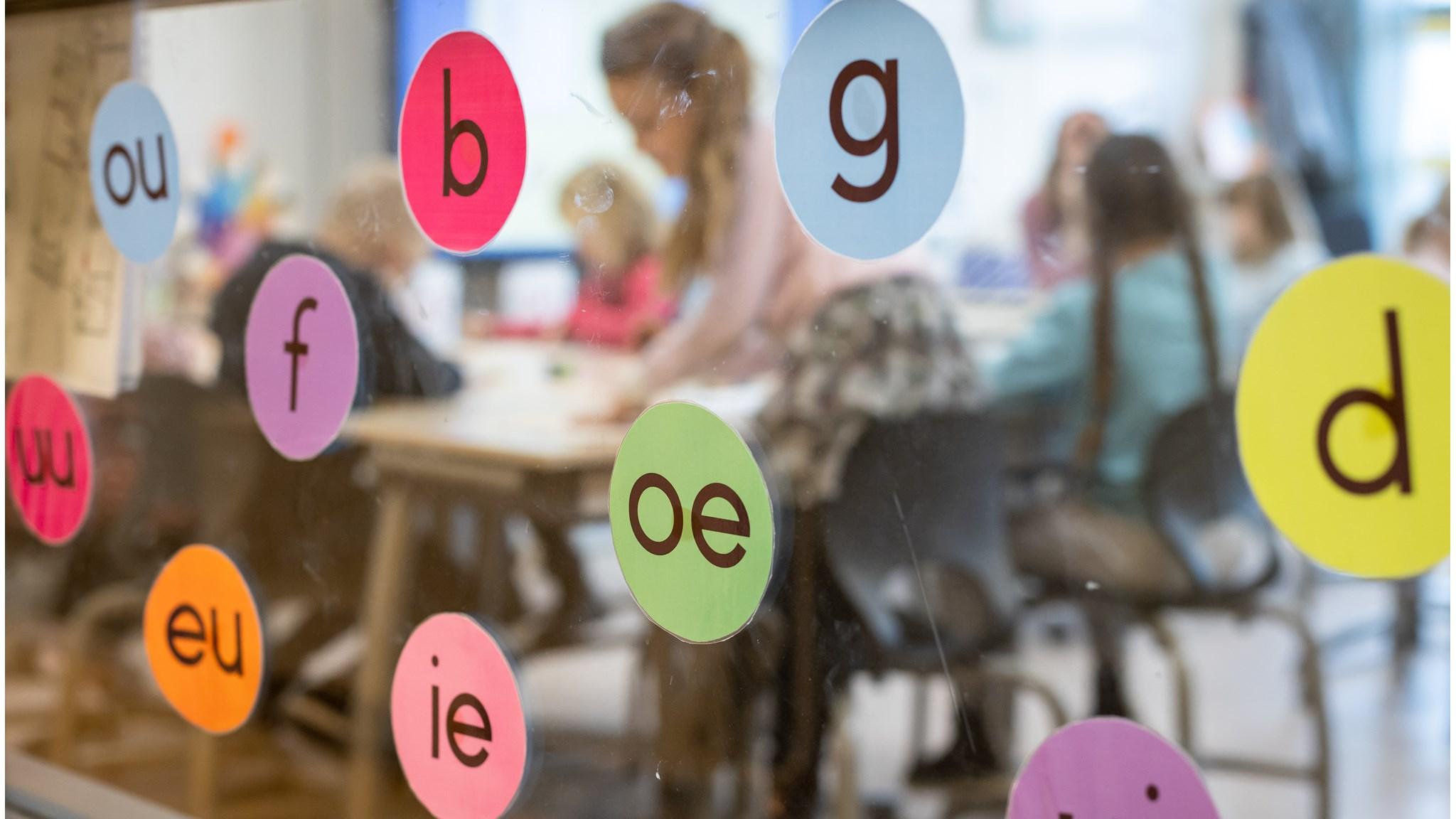 Leerlingen van IKC De Hunenborg in Hengelo bezig met een interactief lesmoment achter kleurrijke letterstickers. Leerlingen van IKC De Hunenborg in Hengelo bezig met een interactief lesmoment achter kleurrijke letterstickers.