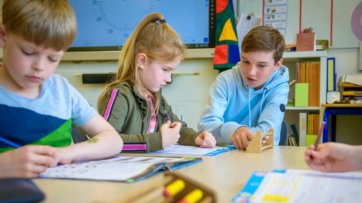 Leerlingen van IKC De Kroon in Anna Paulowna werken samen aan een educatieve activiteit in de klas. Leerlingen van IKC De Kroon in Anna Paulowna werken samen aan een educatieve activiteit in de klas.