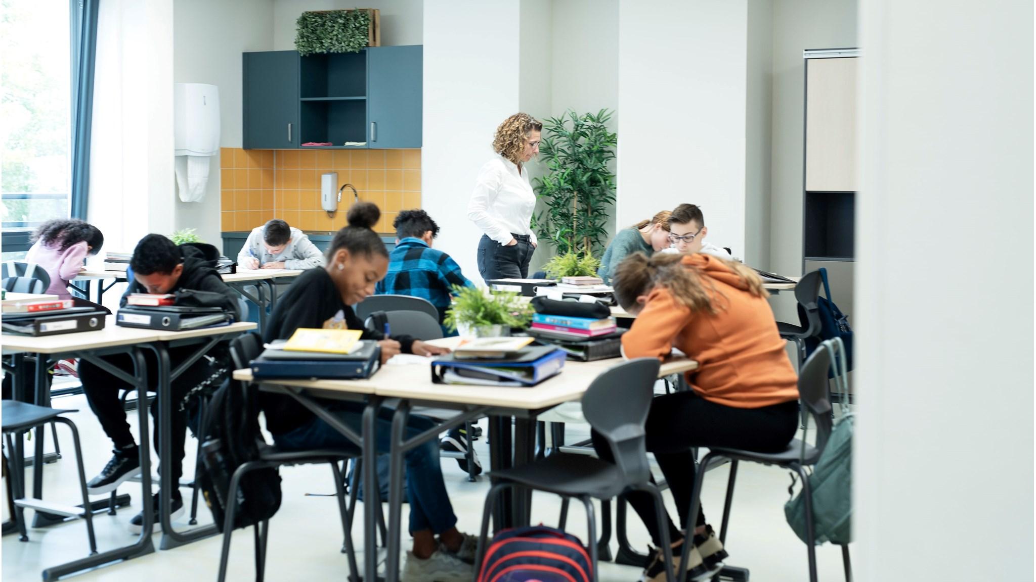 Leerlingen van IKC De Regenboog Centrum/De Staart in Dordrecht zijn bezig met hun opdrachten in de klas. Leerlingen van IKC De Regenboog Centrum/De Staart in Dordrecht zijn bezig met hun opdrachten in de klas.