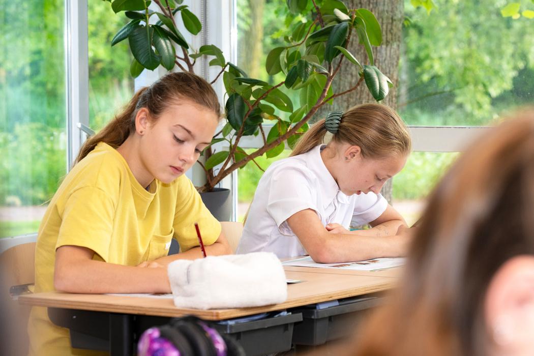 Leerlingen van IKC De Singel in Vlaardingen concentreren zich op hun opdrachten in de klas. Leerlingen van IKC De Singel in Vlaardingen concentreren zich op hun opdrachten in de klas.
