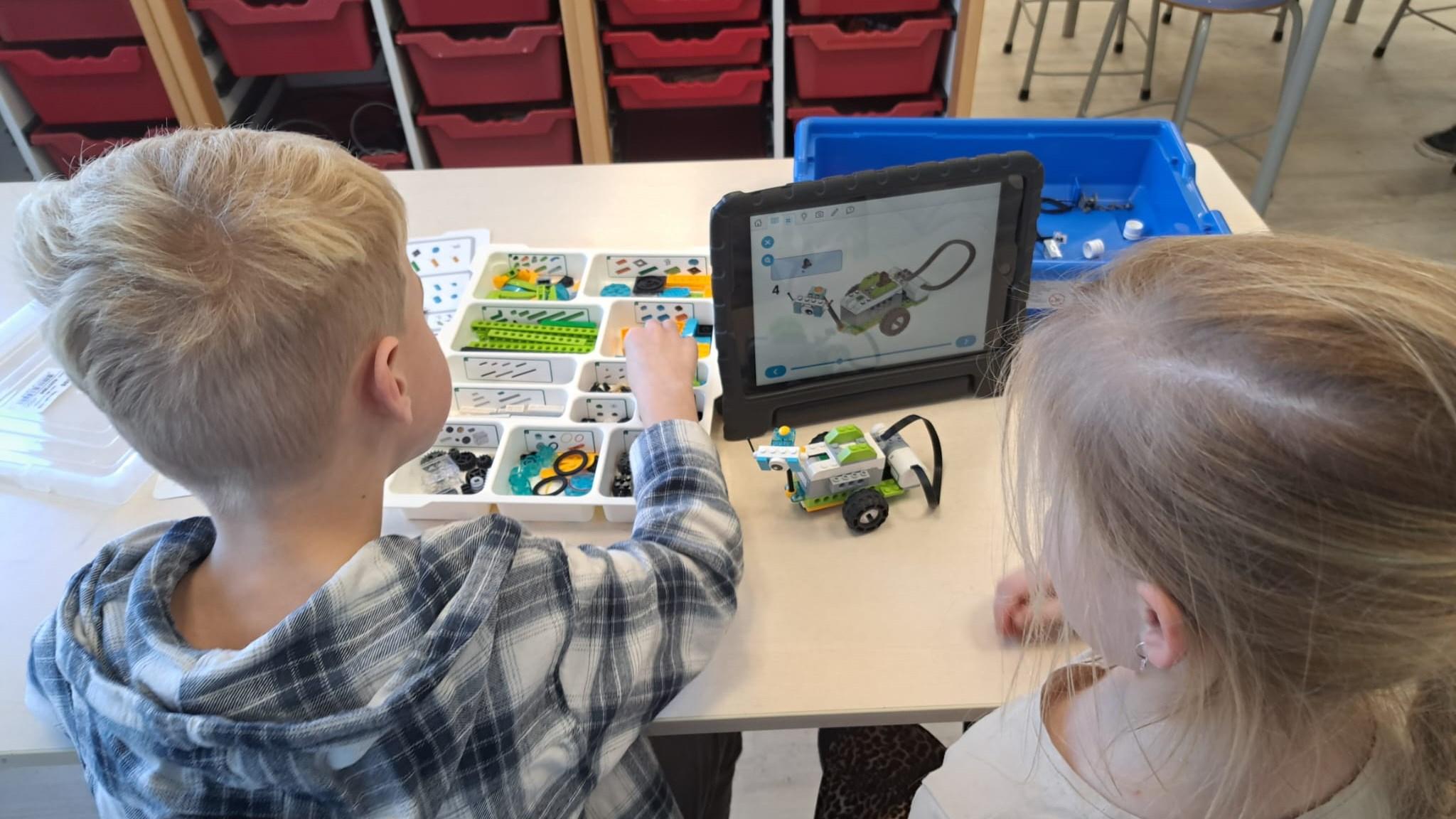 Leerlingen van IKC De Tragellijn in Lobith zijn bezig met een bouw- en programmeeractiviteit. Leerlingen van IKC De Tragellijn in Lobith zijn bezig met een bouw- en programmeeractiviteit.