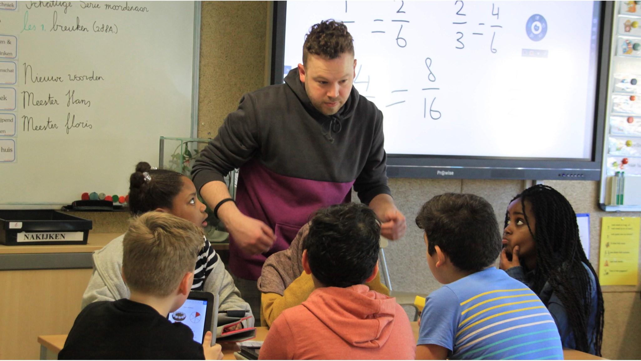 Leerlingen van IKC Eestroom in Leeuwarden ontvangen instructies van hun leraar tijdens een lessen in de klas. Leerlingen van IKC Eestroom in Leeuwarden ontvangen instructies van hun leraar tijdens een lessen in de klas.