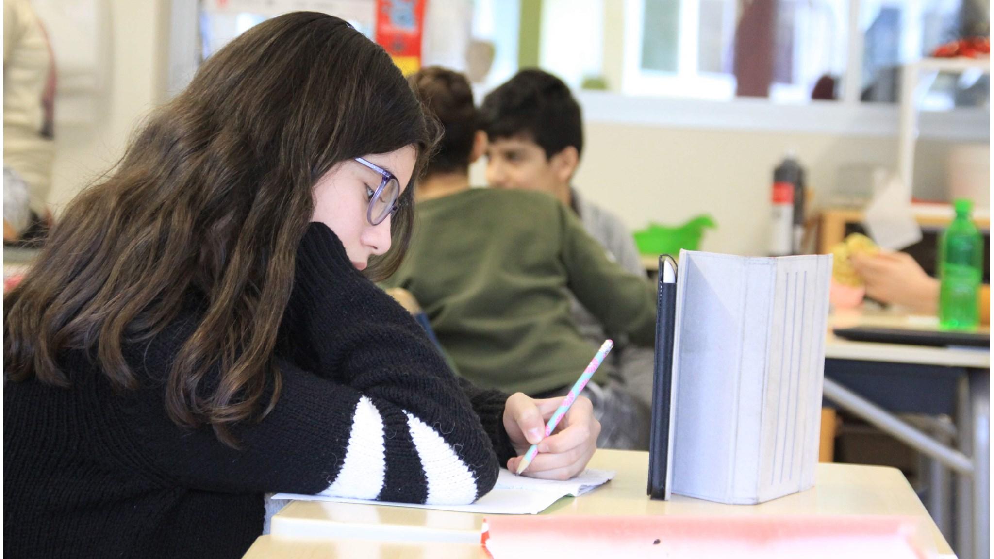 Leerlingen van IKC Eestroom in Leeuwarden zijn geconcentreerd aan het werk in de klas. Leerlingen van IKC Eestroom in Leeuwarden zijn geconcentreerd aan het werk in de klas.