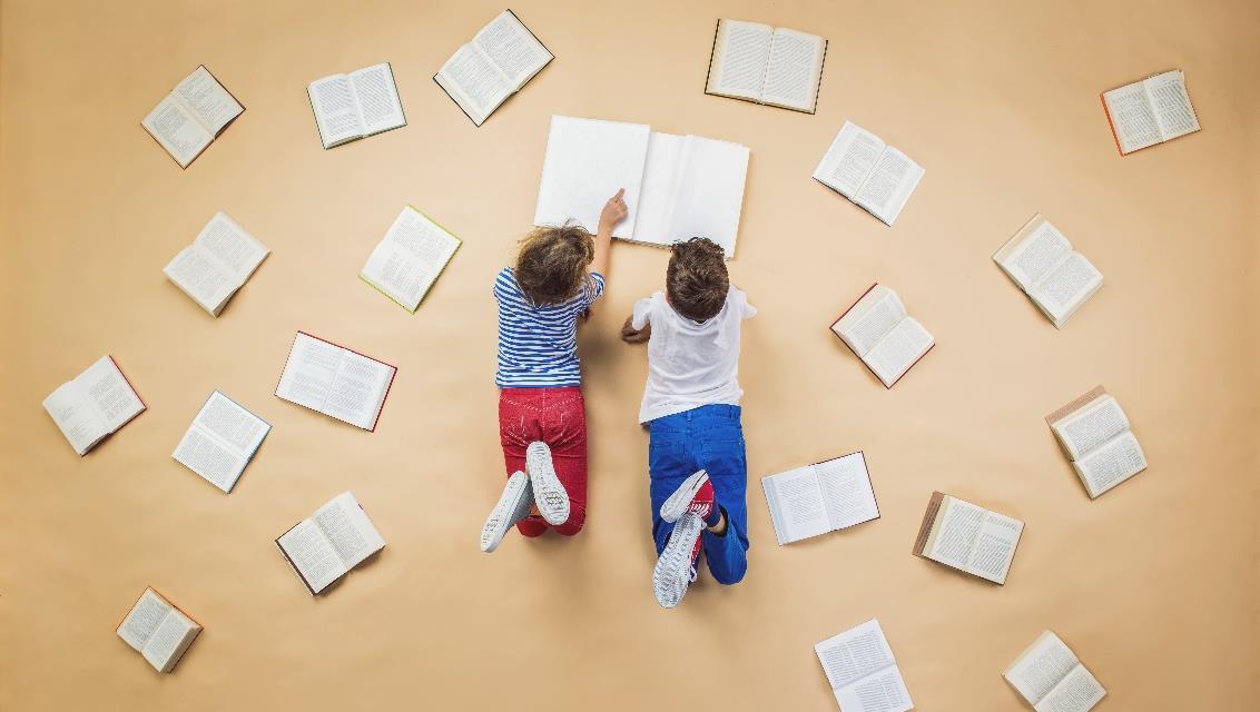 Leerlingen van IKC Het Veer in Duiven lezen samen met boeken om zich heen. Leerlingen van IKC Het Veer in Duiven lezen samen met boeken om zich heen.