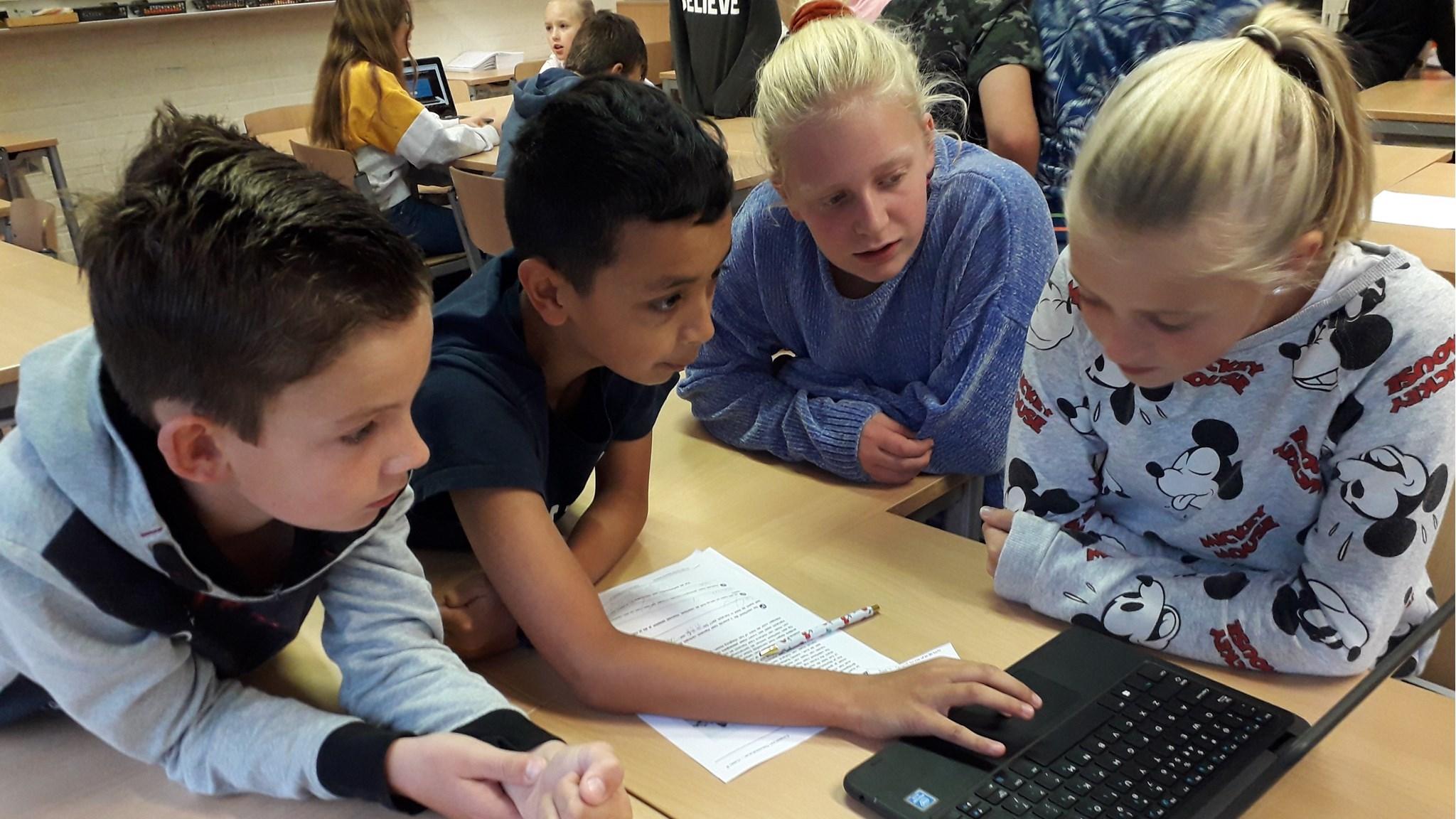 Leerlingen van IKC Noordeinde in Zoetermeer werken samen aan een laptop in de klas. Leerlingen van IKC Noordeinde in Zoetermeer werken samen aan een laptop in de klas.
