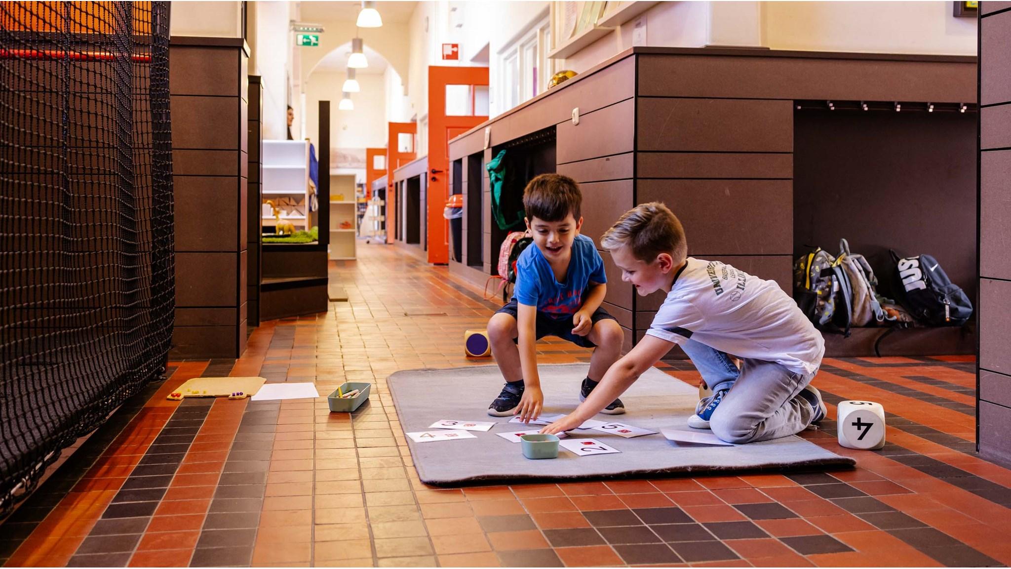 Leerlingen van IKC Sint Jan in Hengelo spelen en leren samen in de gang. Leerlingen van IKC Sint Jan in Hengelo spelen en leren samen in de gang.