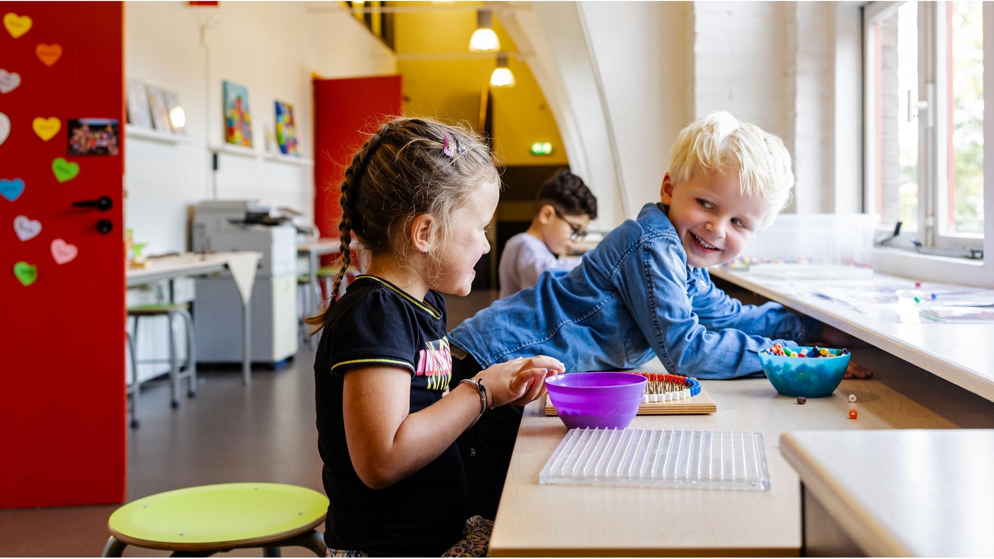 Leerlingen van IKC Sint Jan in Hengelo zijn creatief aan het werk met knutselmateriaal in een kleurrijke klasomgeving. Leerlingen van IKC Sint Jan in Hengelo zijn creatief aan het werk met knutselmateriaal in een kleurrijke klasomgeving.