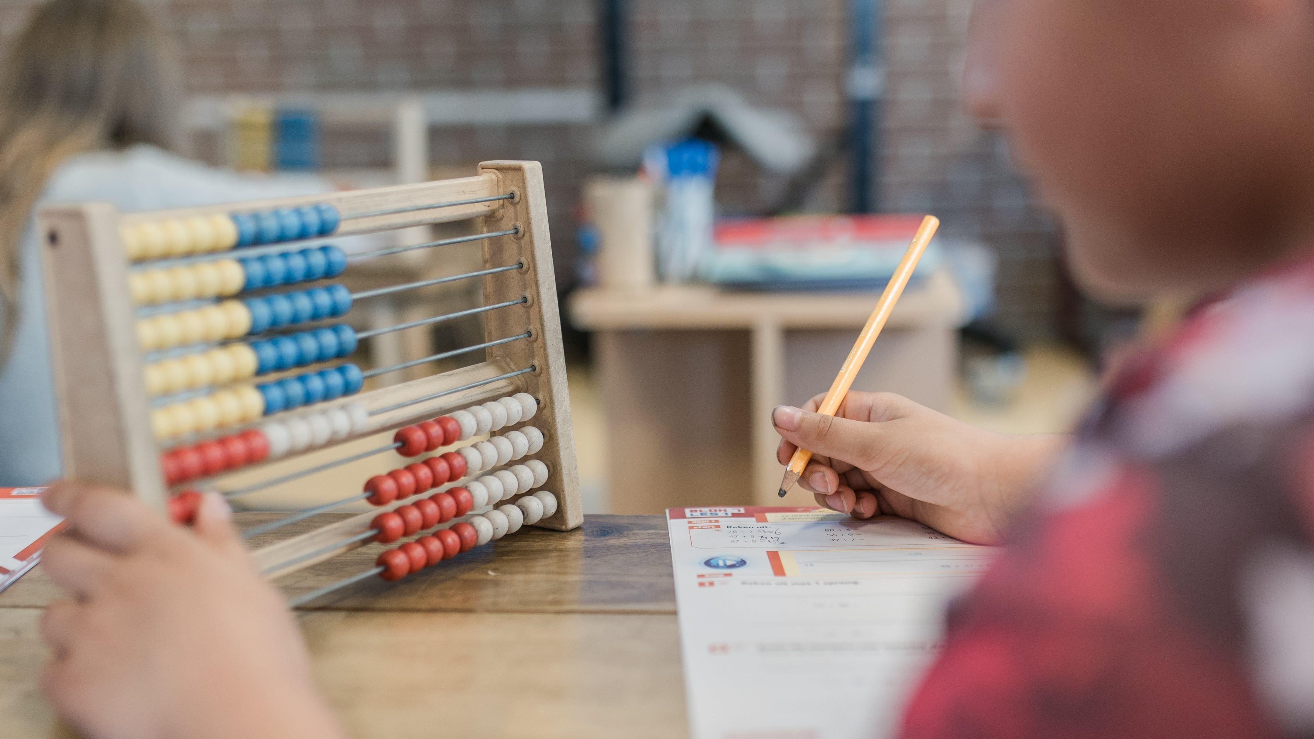 Leerlingen van IKC Sint Paulus in Leeuwarden gebruiken een telraam tijdens de les. Leerlingen van IKC Sint Paulus in Leeuwarden gebruiken een telraam tijdens de les.
