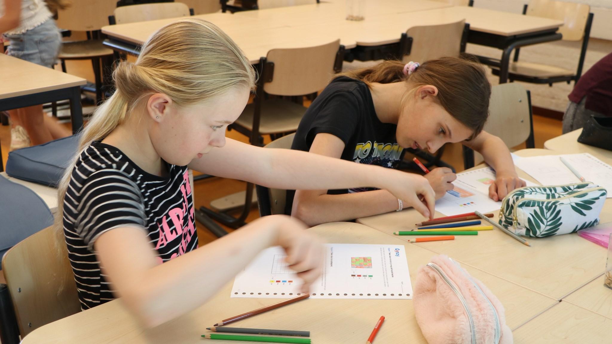 Leerlingen van IKC Sprankel in Herwen zijn actief aan het tekenen en kleuren in de klas. Leerlingen van IKC Sprankel in Herwen zijn actief aan het tekenen en kleuren in de klas.
