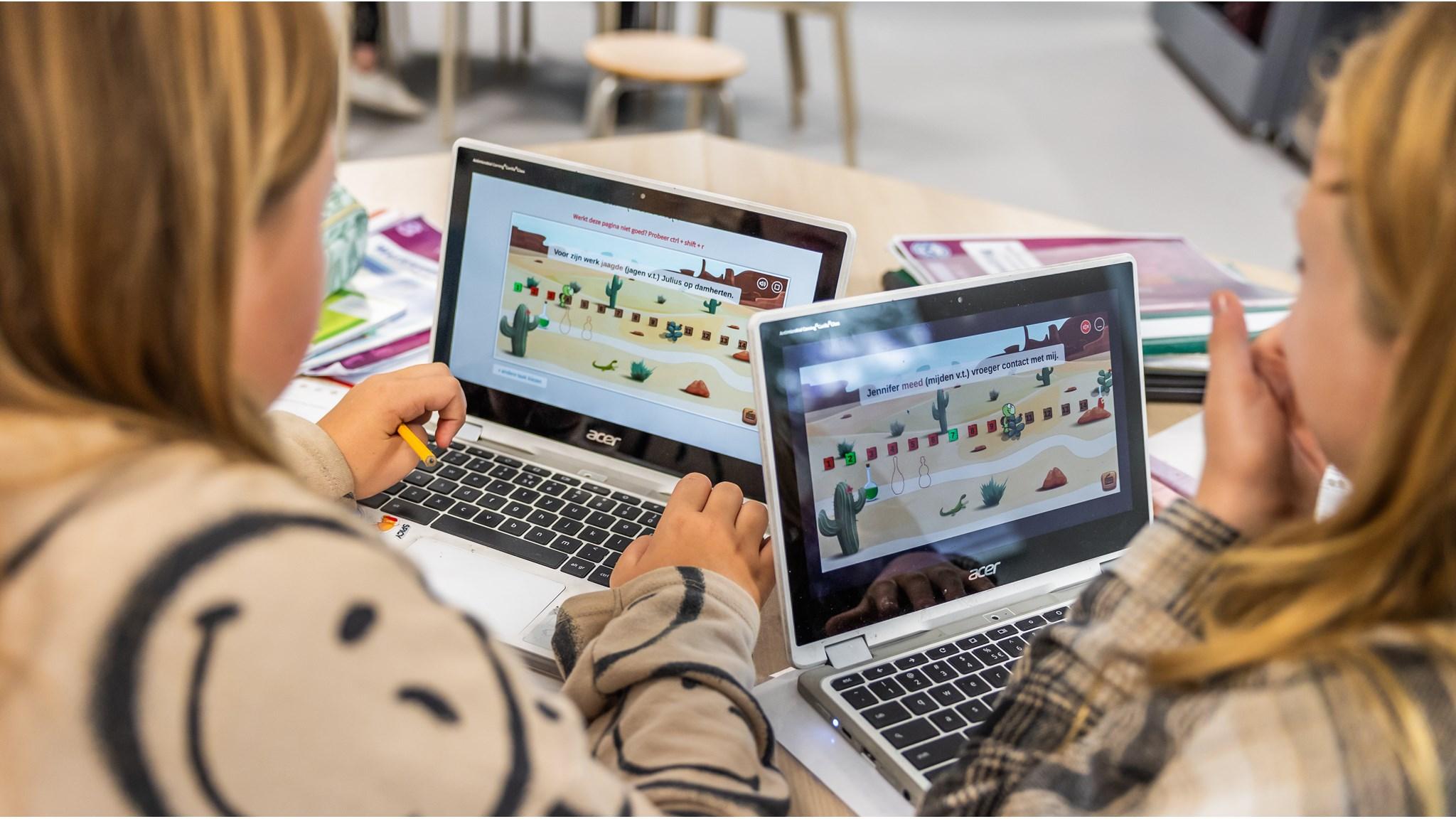 Leerlingen van IKC-WereldWijs in Loosdrecht werken met laptops aan interactieve schoolopdrachten. Leerlingen van IKC-WereldWijs in Loosdrecht werken met laptops aan interactieve schoolopdrachten.