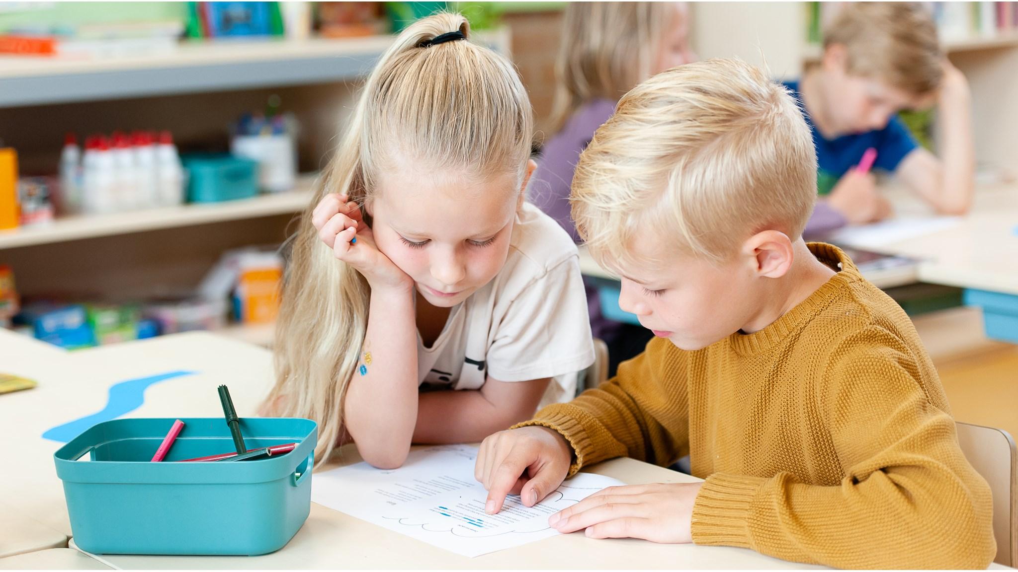 Leerlingen van Jenaplan IKC Donatushof in Bemmel werken samen aan een schoolopdracht. Leerlingen van Jenaplan IKC Donatushof in Bemmel werken samen aan een schoolopdracht.