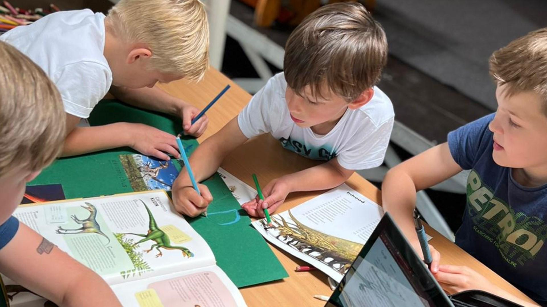 Leerlingen van Jenaplanschool St. Franciscus in Nunspeet zijn bezig met een leeractiviteit aan een tafel. Leerlingen van Jenaplanschool St. Franciscus in Nunspeet zijn bezig met een leeractiviteit aan een tafel.