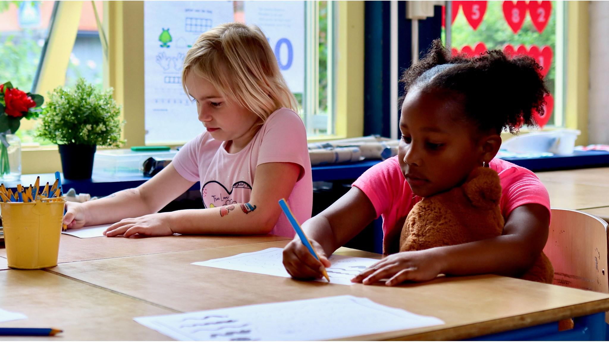 Leerlingen van KBS De Kameleon in Maarssen zijn druk bezig met hun werkzaan in de klas. Leerlingen van KBS De Kameleon in Maarssen zijn druk bezig met hun werkzaan in de klas.