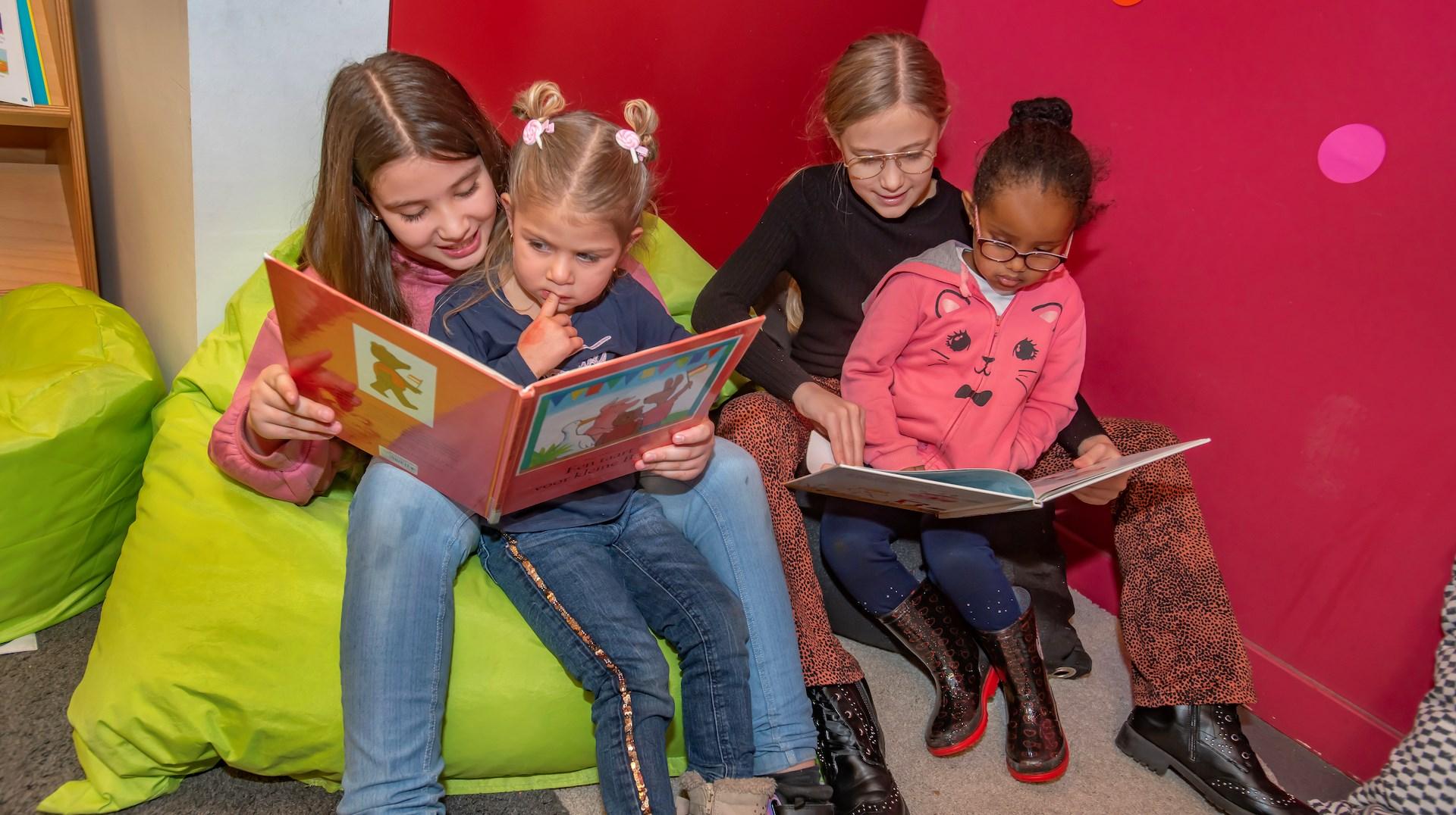 Leerlingen van Kbs De Parel in Breda genieten van het lezen in een gezellige leeshoek. Leerlingen van Kbs De Parel in Breda genieten van het lezen in een gezellige leeshoek.