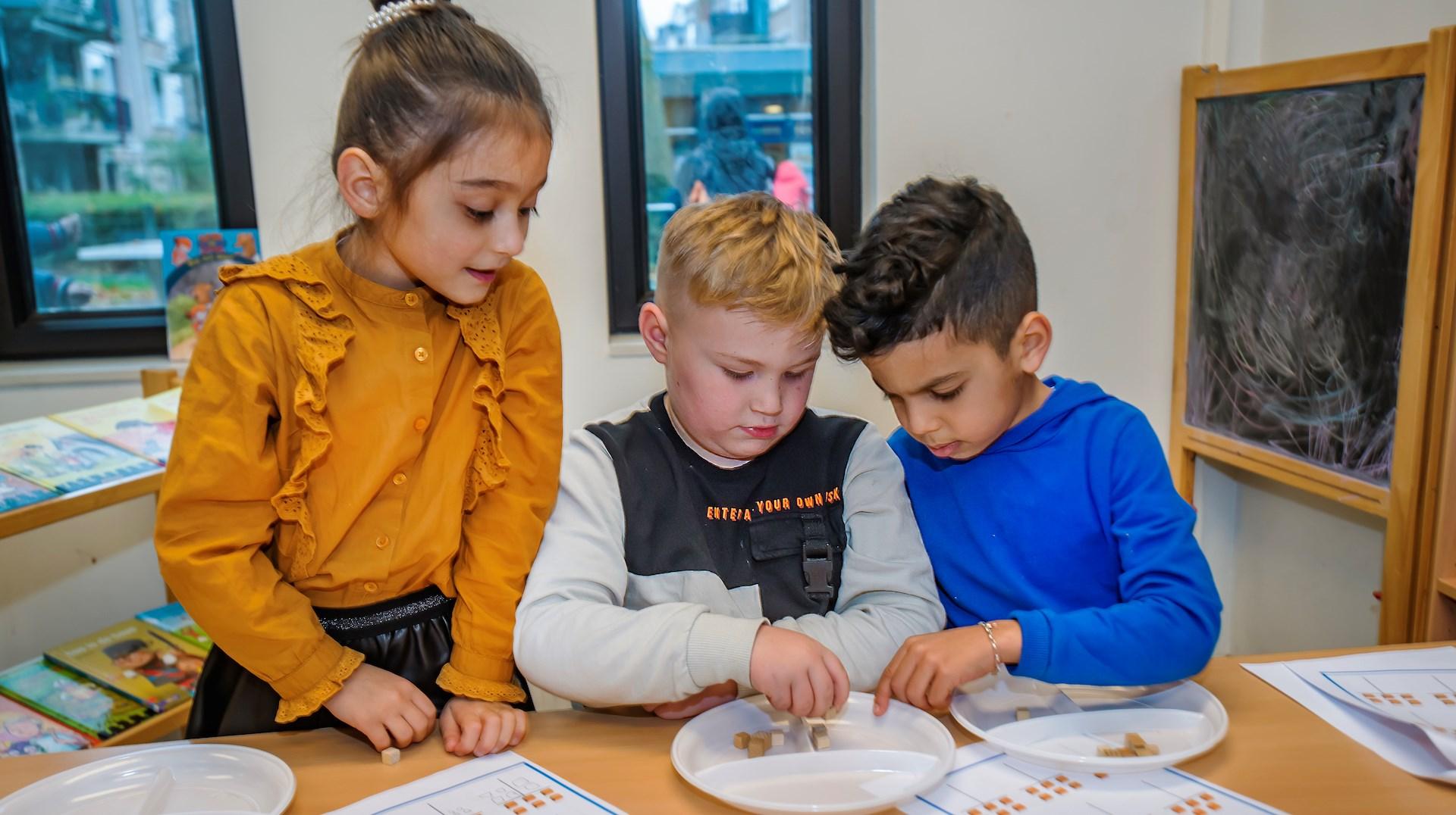 Leerlingen van Kbs De Parel in Breda zijn bezig met een creatieve activiteit aan een tafel. Leerlingen van Kbs De Parel in Breda zijn bezig met een creatieve activiteit aan een tafel.