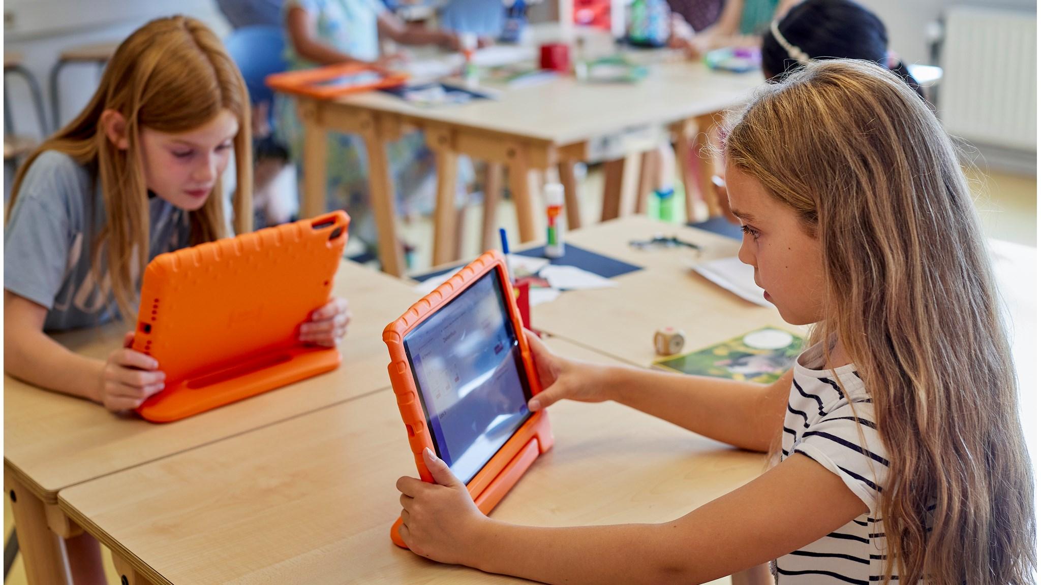 Leerlingen van KBS Stepping Stones in Utrecht werken met tablets in de klas. Leerlingen van KBS Stepping Stones in Utrecht werken met tablets in de klas.