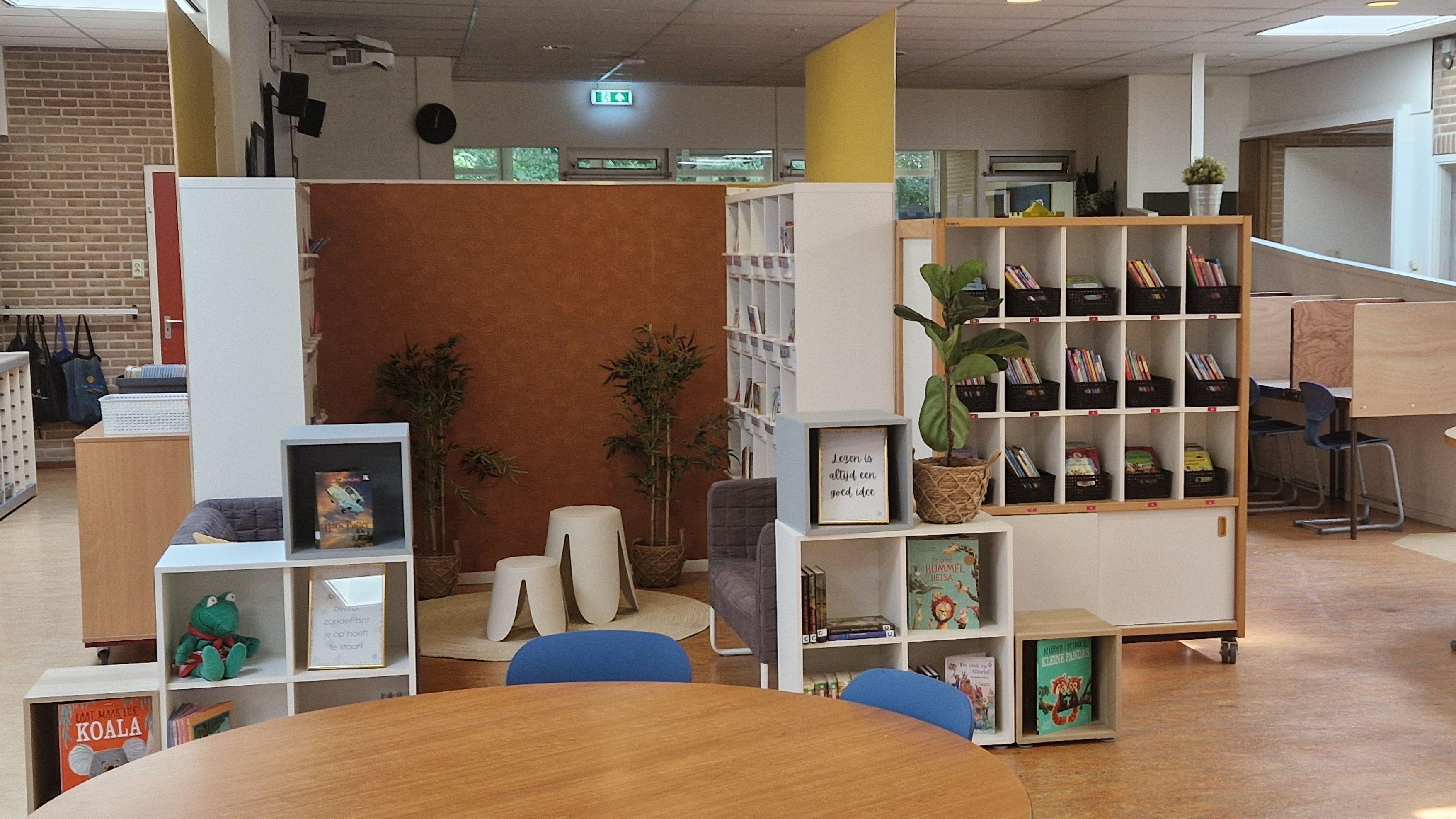 Leerlingen van KC De Elzenhof in Hardenberg genieten van een uitnodigende leeromgeving met boekenstellingen en comfortabele zitplaatsen. Leerlingen van KC De Elzenhof in Hardenberg genieten van een uitnodigende leeromgeving met boekenstellingen en comfortabele zitplaatsen.