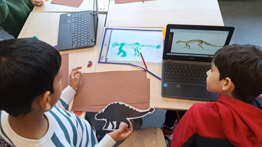 Leerlingen van KC De Ruimte in Kudelstaart werken samen aan een knutselproject over dinosaurussen. Leerlingen van KC De Ruimte in Kudelstaart werken samen aan een knutselproject over dinosaurussen.